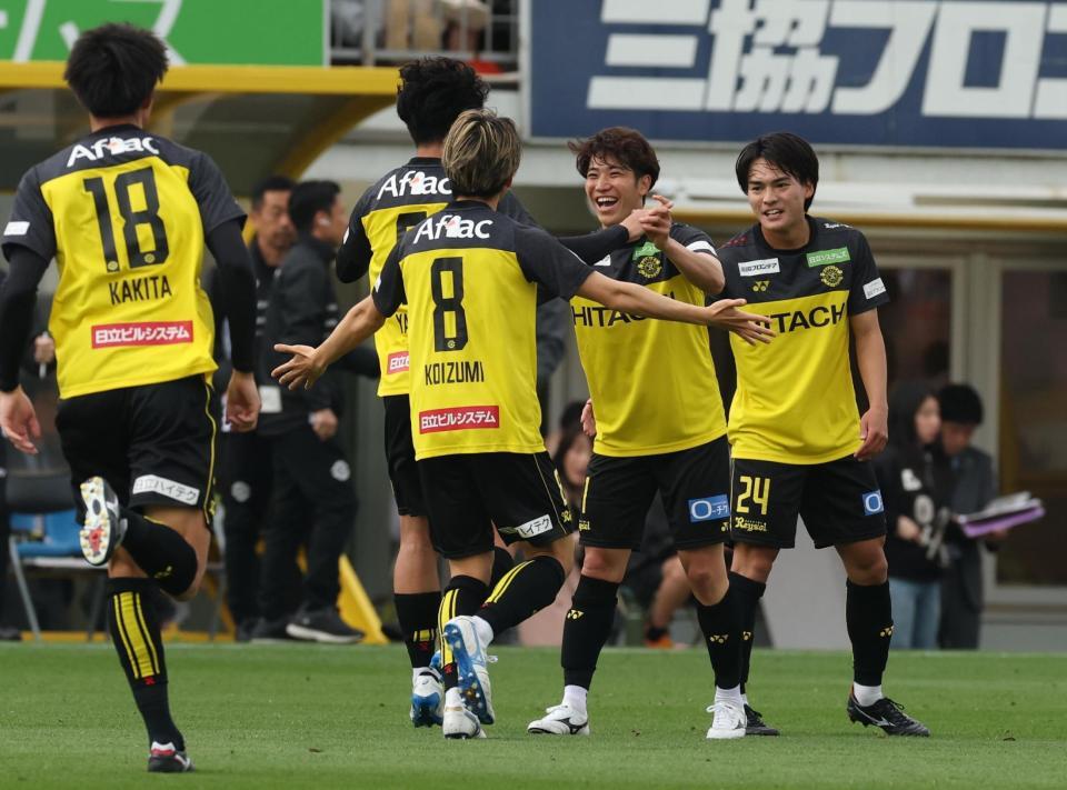 　前半、同点ゴールを決め喜ぶ柏・渡井理己（右から２人目）＝撮影・金田祐二