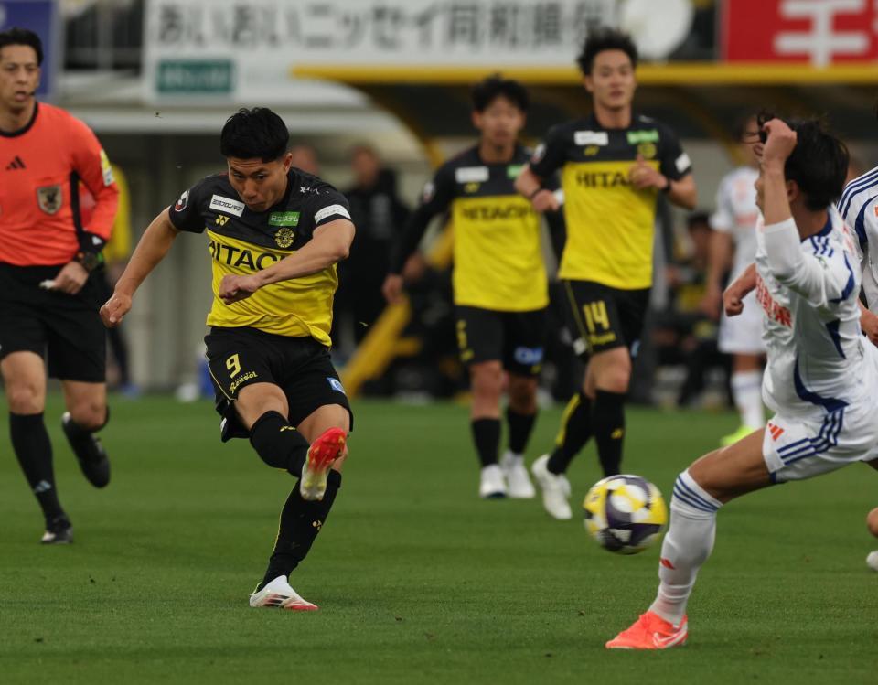 　後半、ゴールを狙う細谷真大（撮影・金田祐二）