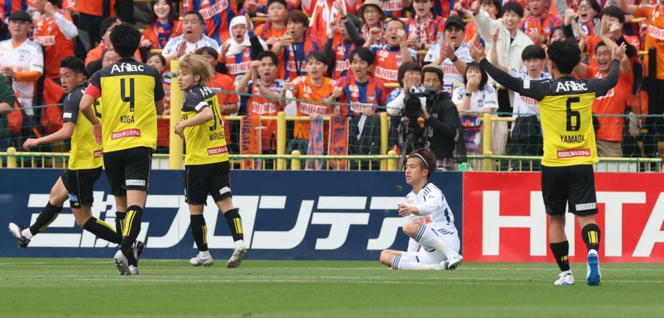 　前半、柏・成瀬（中央左）が新潟・長谷川（同右）を倒しＰＫ（撮影・金田祐二）