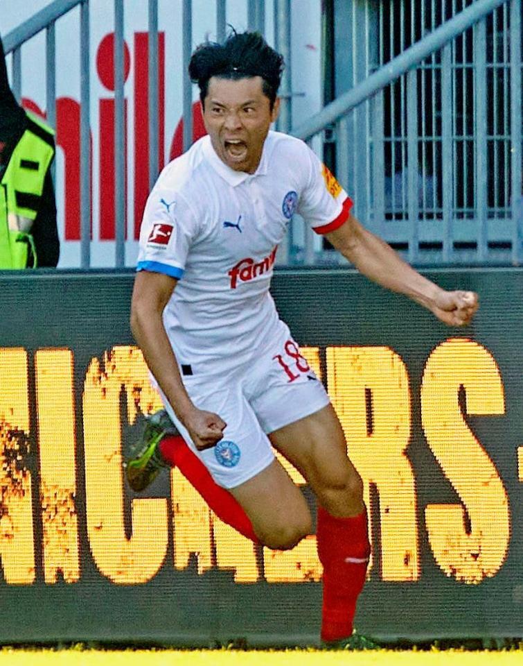 　試合終了間際、決勝ゴールを決め、喜ぶキールの町野（共同）