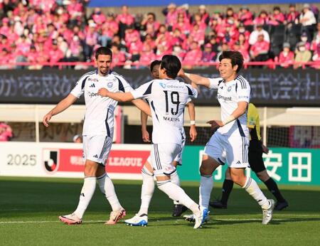 　後半、ゴールを決め祝福される町田・ドレシェヴィッチ（左）＝撮影・西田忠信