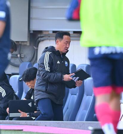 　前半を０－０で終え、ベンチを引き揚げる町田・黒田剛監督（撮影・西田忠信）