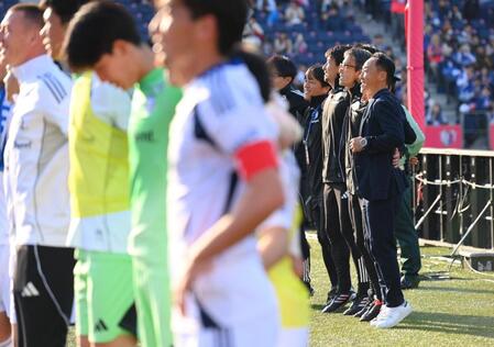 　Ｃ大阪に勝利し、選手、サポーターらと喜び合う町田・黒田剛監督（右）＝撮影・西田忠信