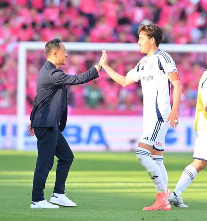 　Ｃ大阪に勝利し、昌子源（右）とタッチを交わす町田・黒田剛監督（撮影・西田忠信）