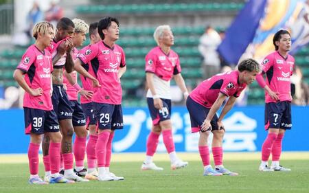 　町田に敗れ、肩を落とすＣ大阪イレブン＝共同