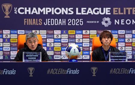 　アルナスル戦を前に、記者会見する川崎・長谷部監督。右は橘田＝２９日、ジッダ（共同）