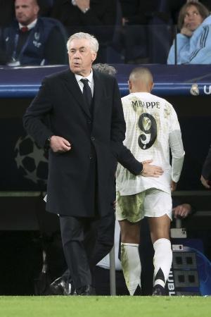 　レアル・マドリードのアンチェロッティ監督（左）＝マドリード（ゲッティ＝共同）