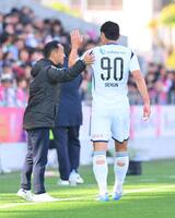 　後半、先制ゴールを決めたオ・セフン（右）をねぎらう町田・黒田剛監督（撮影・西田忠信）