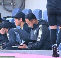 　前半、メモを取る町田・黒田剛監督（右）＝撮影・西田忠信