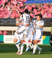 　後半、ゴールを決め祝福される町田・ドレシェヴィッチ（左）＝撮影・西田忠信