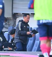 　前半を０－０で終え、ベンチを引き揚げる町田・黒田剛監督（撮影・西田忠信）