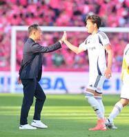 　Ｃ大阪に勝利し、昌子源（右）とタッチを交わす町田・黒田剛監督（撮影・西田忠信）