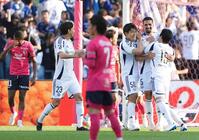 　後半、チーム２点目のゴールを決め祝福される町田・ドレシェビッチ（右から２人目）＝共同