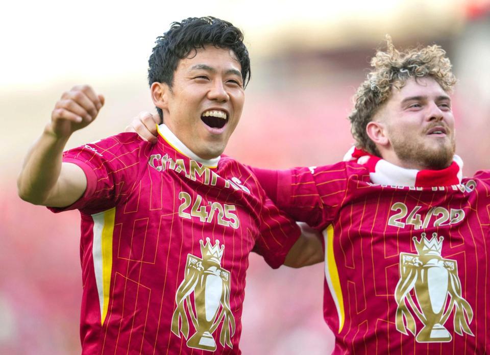 　リーグ優勝を決め、喜ぶリバプールの遠藤（左）（ＡＰ＝共同）