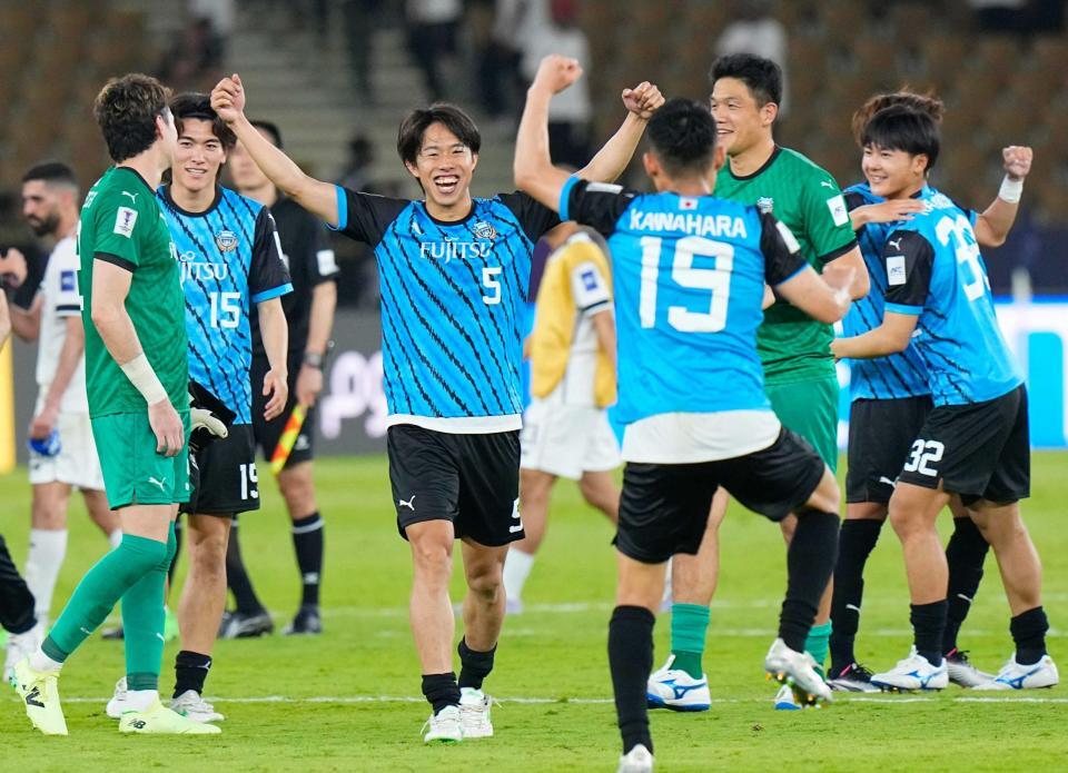 　４強入りを決め、喜ぶ佐々木（５）ら川崎の選手たち（共同）