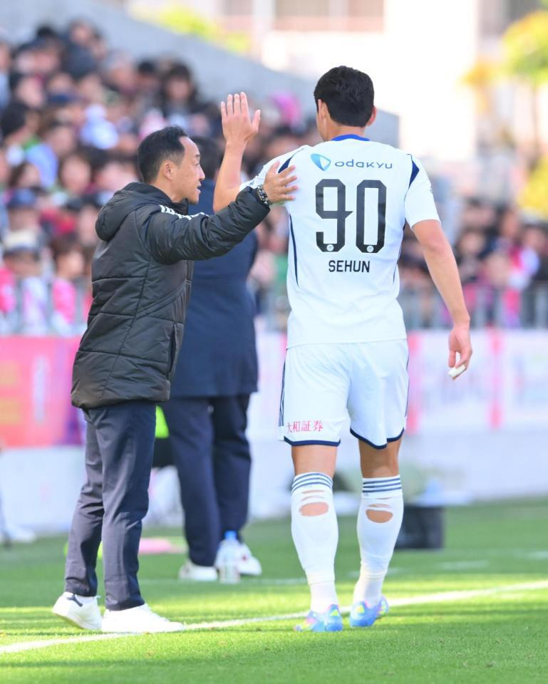 　後半、先制ゴールを決めたオ・セフン（右）をねぎらう町田・黒田剛監督（撮影・西田忠信）