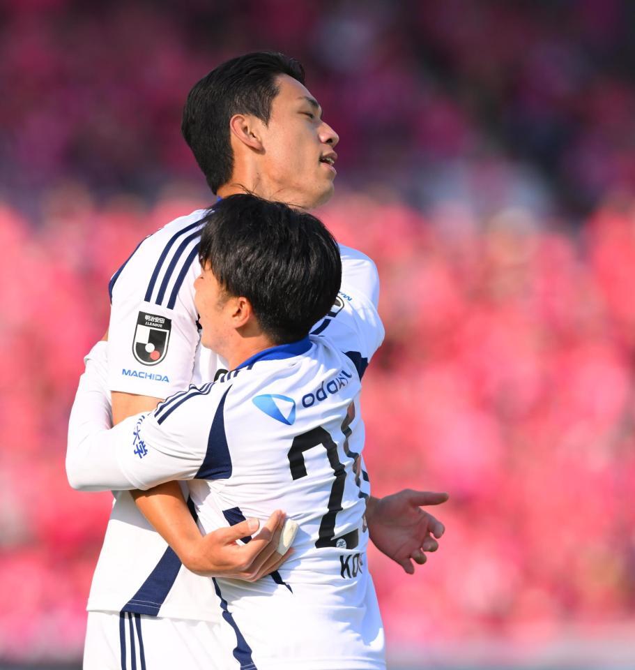 　後半、先制ゴールを決め祝福される町田のオ・セフン（左）＝撮影・西田忠信