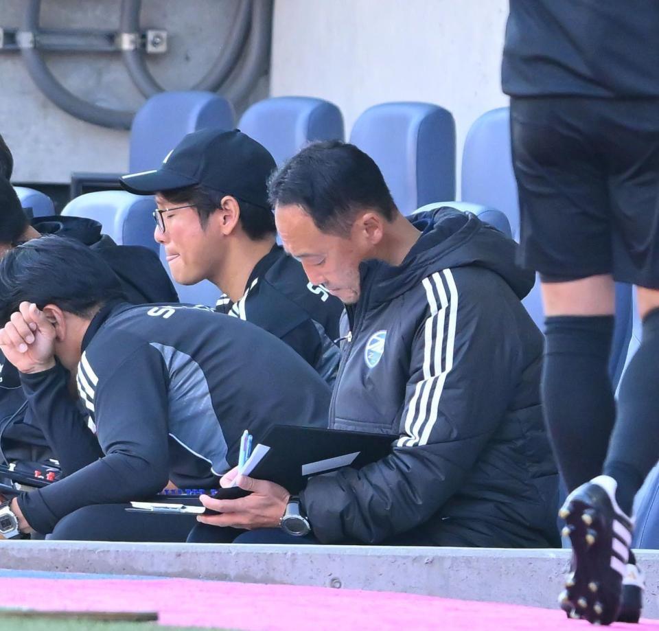 　前半、メモを取る町田・黒田剛監督（右）＝撮影・西田忠信