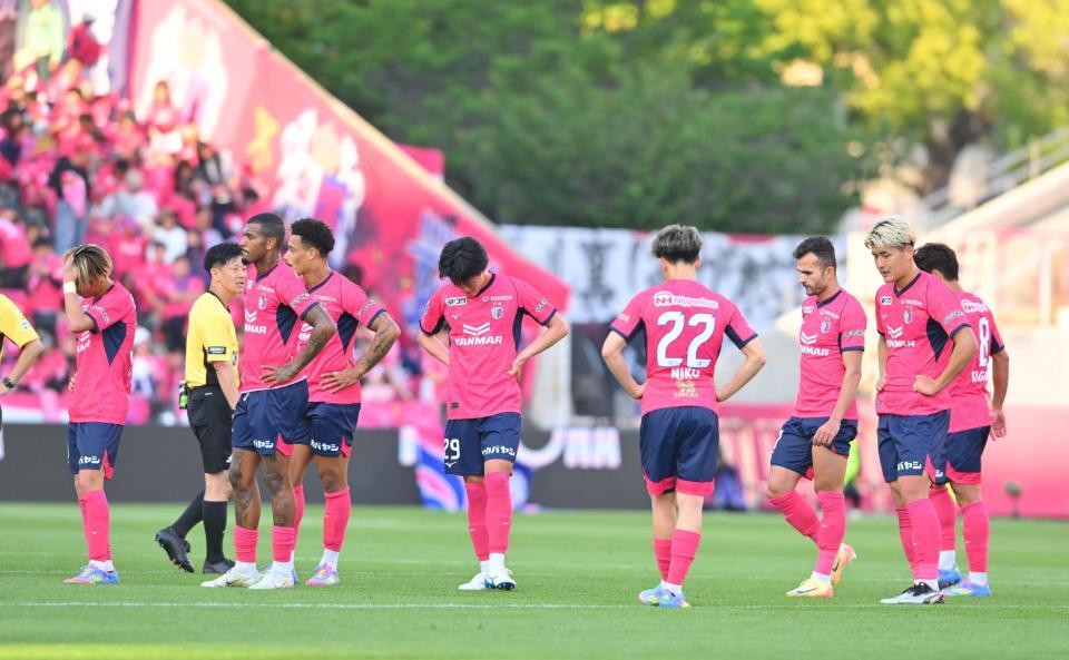 　町田に敗れ、肩を落とすＣ大阪イレブン（撮影・西田忠信）