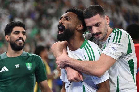 　アジア・チャンピオンズリーグ・エリート（ＡＣＬＥ）準決勝でアルヒラルとのサウジアラビア勢対決を制し、喜ぶアルアハリの選手たち＝２９日、ジッダ（ＡＰ＝共同）