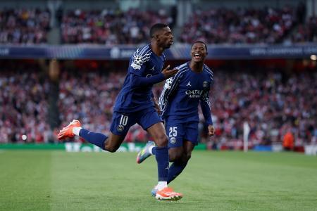 　アーセナル戦でゴールを決め、喜ぶパリ・サンジェルマンのデンベレ（左）＝ロンドン（ゲッティ＝共同）