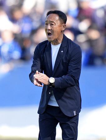 　サッカーＪ１川崎戦で指示を出す町田の黒田剛監督＝６日、町田ＧＩＯＮスタジアム