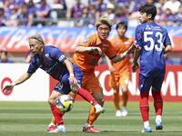 　ＦＣ東京－清水　前半、競り合う清水・宇野（中央）＝味スタ