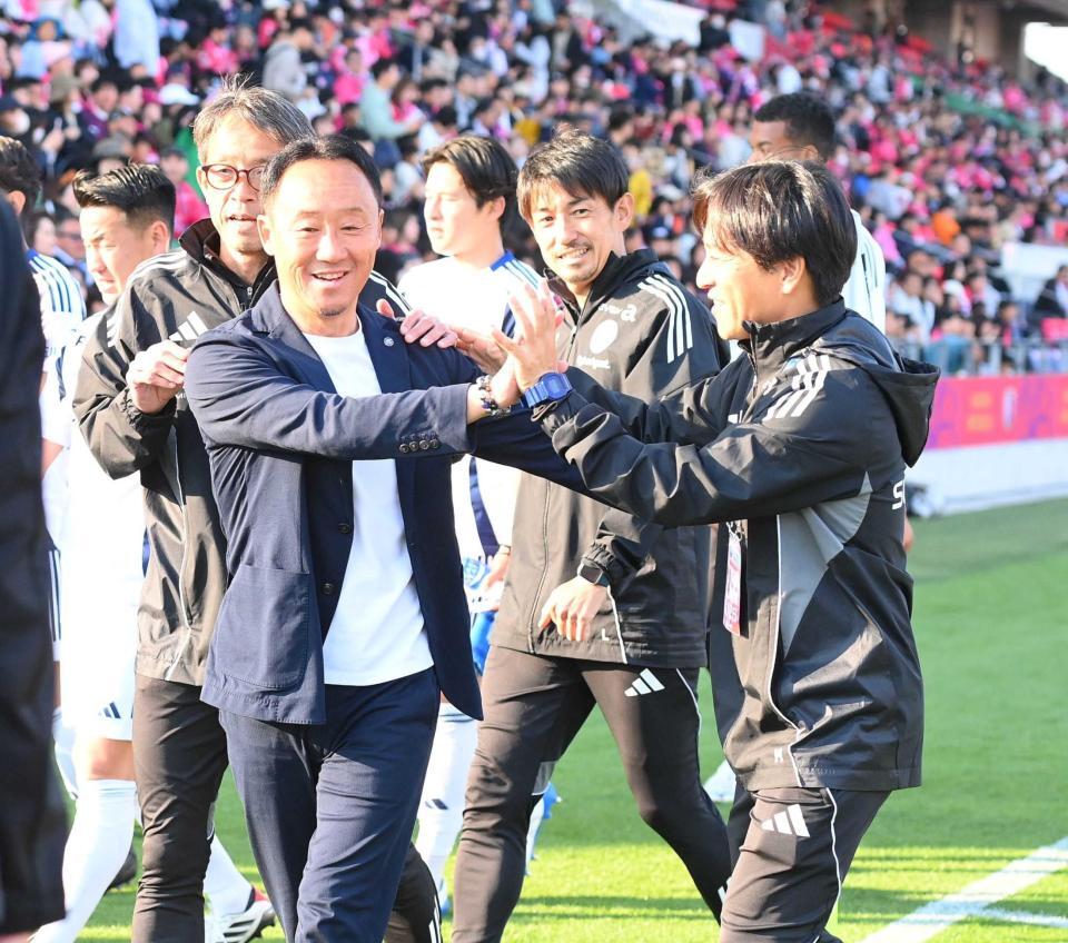 　Ｃ大阪に勝利し、笑顔を見せる町田・黒田監督（左から２人目）＝撮影・西田忠信