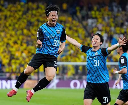 　川崎-アルナスル　前半、先制ゴールを決め、大喜びの川崎・伊藤（左）＝ジッダ（共同）