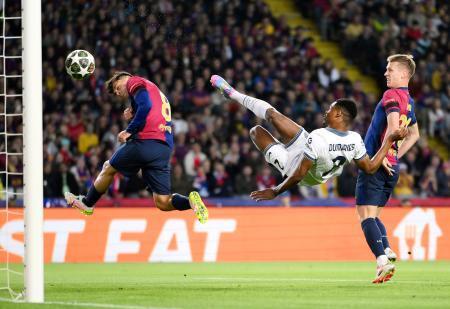 　バルセロナ戦でゴールを決めるインテル・ミラノのドゥムフリス（中央）＝バルセロナ（ゲッティ＝共同）