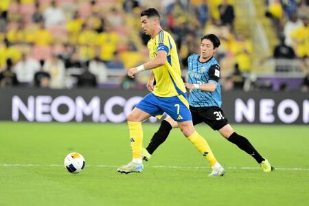 　ドリブルするアルナスルのＦＷクリスティアーノ・ロナウド　©ＫＡＷＡＳＡＫＩ　ＦＲＯＮＴＡＬＥ