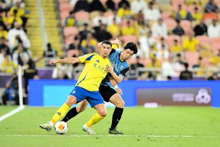 　アルナスルのＦＷクリスティアーノ・ロナウドとマッチアップした川崎のＤＦ高井幸大　©ＫＡＷＡＳＡＫＩ　ＦＲＯＮＴＡＬＥ