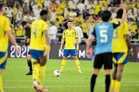 　フリーキックに備えるアルナスルのＦＷクリスティアーノ・ロナウド　©ＫＡＷＡＳＡＫＩ　ＦＲＯＮＴＡＬＥ