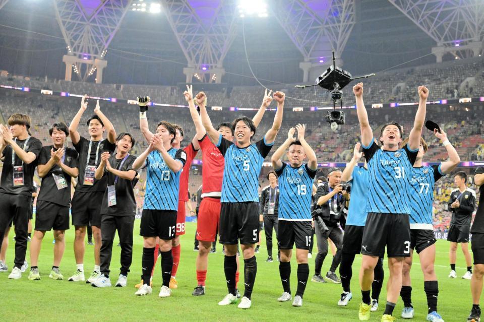 　サポーターと勝利を喜び合う川崎の選手ら　©ＫＡＷＡＳＡＫＩ　ＦＲＯＮＴＡＬＥ