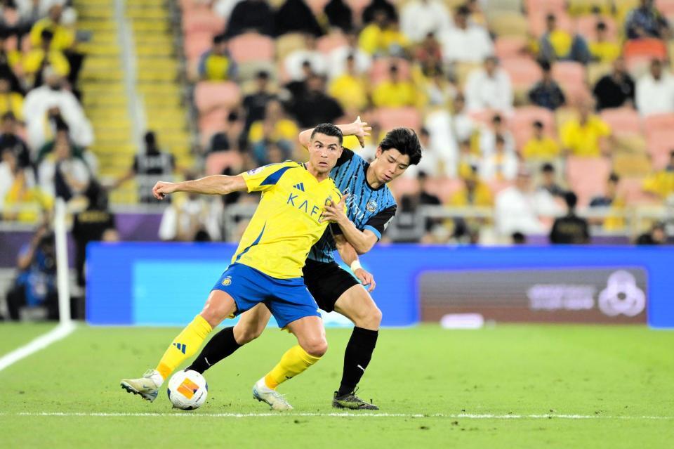 　アルナスルのＦＷクリスティアーノ・ロナウドとマッチアップした川崎のＤＦ高井幸大　©ＫＡＷＡＳＡＫＩ　ＦＲＯＮＴＡＬＥ