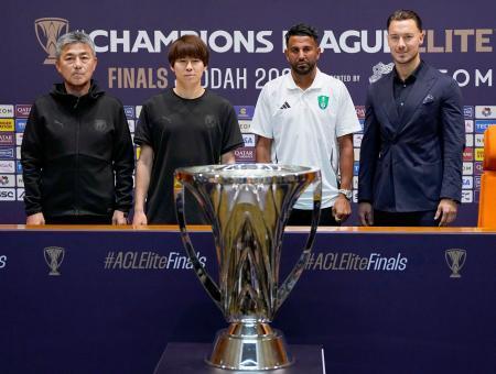 　記者会見で写真に納まる川崎・脇坂（左から２人目）、アルアハリのマレズ（同３人目）ら＝２日、ジッダ（共同）