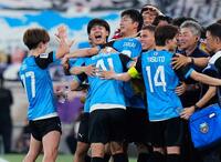 　後半、家長（手前中央）がチーム３点目のゴールを決め、大喜びの川崎イレブン。右から２人目は長谷部監督（共同）