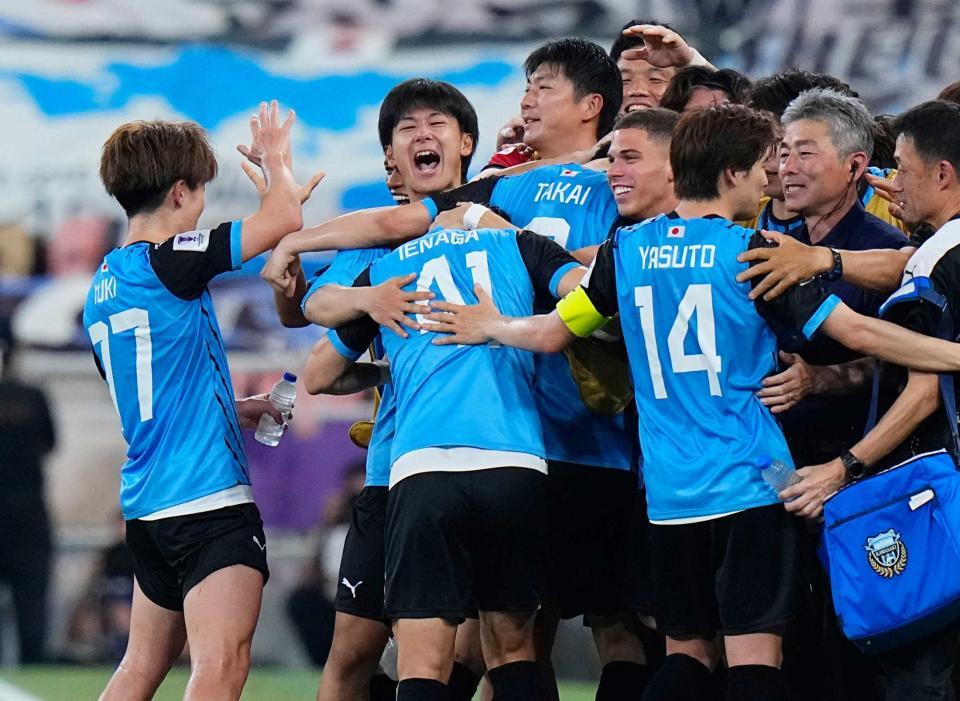 　後半、家長（手前中央）がチーム３点目のゴールを決め、大喜びの川崎イレブン。右から２人目は長谷部監督（共同）