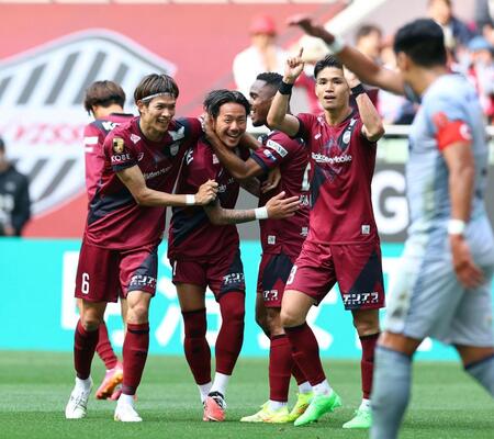 　後半、井手口陽介（中央左）がゴールを決め喜ぶ神戸イレブン（撮影・山口登）