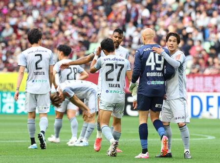 　神戸に敗れ肩を落とす岡山イレブン（撮影・山口登）