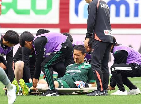 　試合を終え、担架で運ばれる神戸・前川黛也（撮影・山口登）