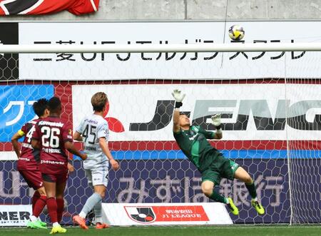 　後半、シュートをセーブする神戸・前川黛也（右）＝撮影・山口登