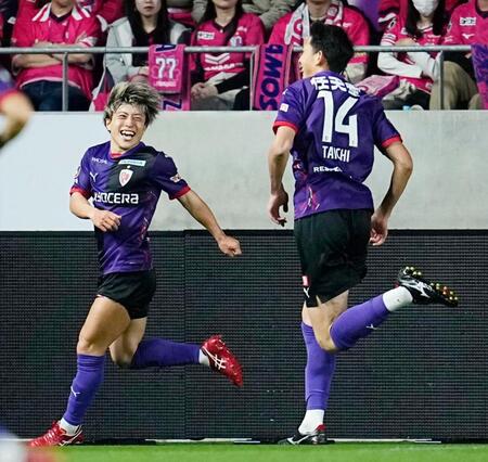 　前半、ゴールを決め喜ぶ京都・松田（左）