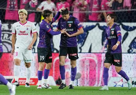 　前半、先制ゴールを決め祝福される京都・原（右から２人目）