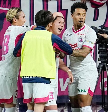 　後半、決勝ゴールを決めチームメートに祝福されるＣ大阪・中島（右から２人目）