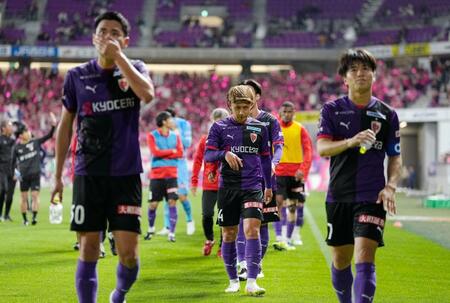 　Ｃ大阪に敗れ、さえない表情であいさつに向かう京都イレブン