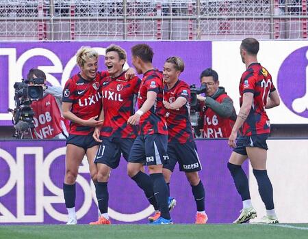 　前半、先制ゴールを決め喜ぶ田川（左から２人目）ら鹿島イレブン