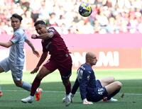 　前半、神戸・エリキ（中央）はゴール前に攻め込むも岡山・ブローダーセンに阻まれる（撮影・山口登）