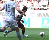 　後半、ディフェンスを振り切りゴールを決める神戸・宮代大聖（右）＝撮影・山口登