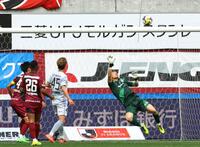 　後半、シュートをセーブする神戸・前川黛也（右）＝撮影・山口登